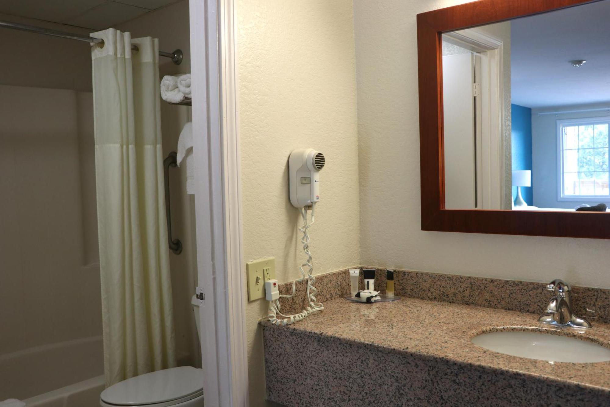 ווסט יארמאות' Sunbird Cape Cod Resort מראה חיצוני תמונה